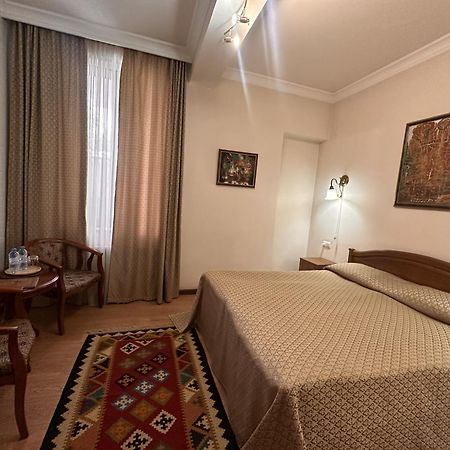 Hin Yerevantsi Hotel Luaran gambar